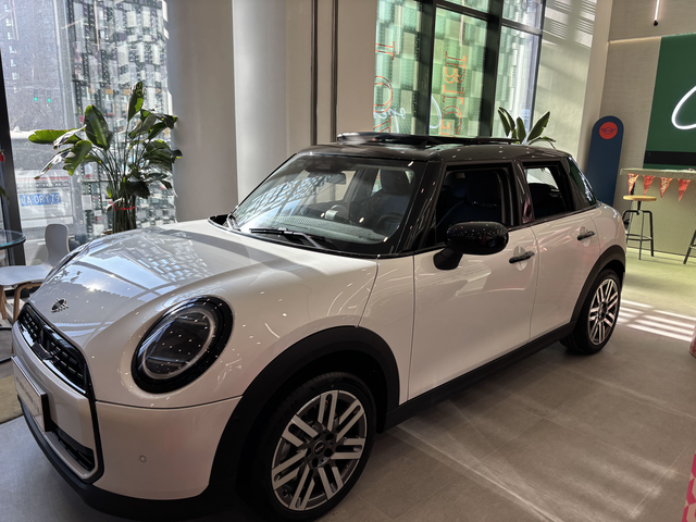 Spotlight Electric MINI COOPER